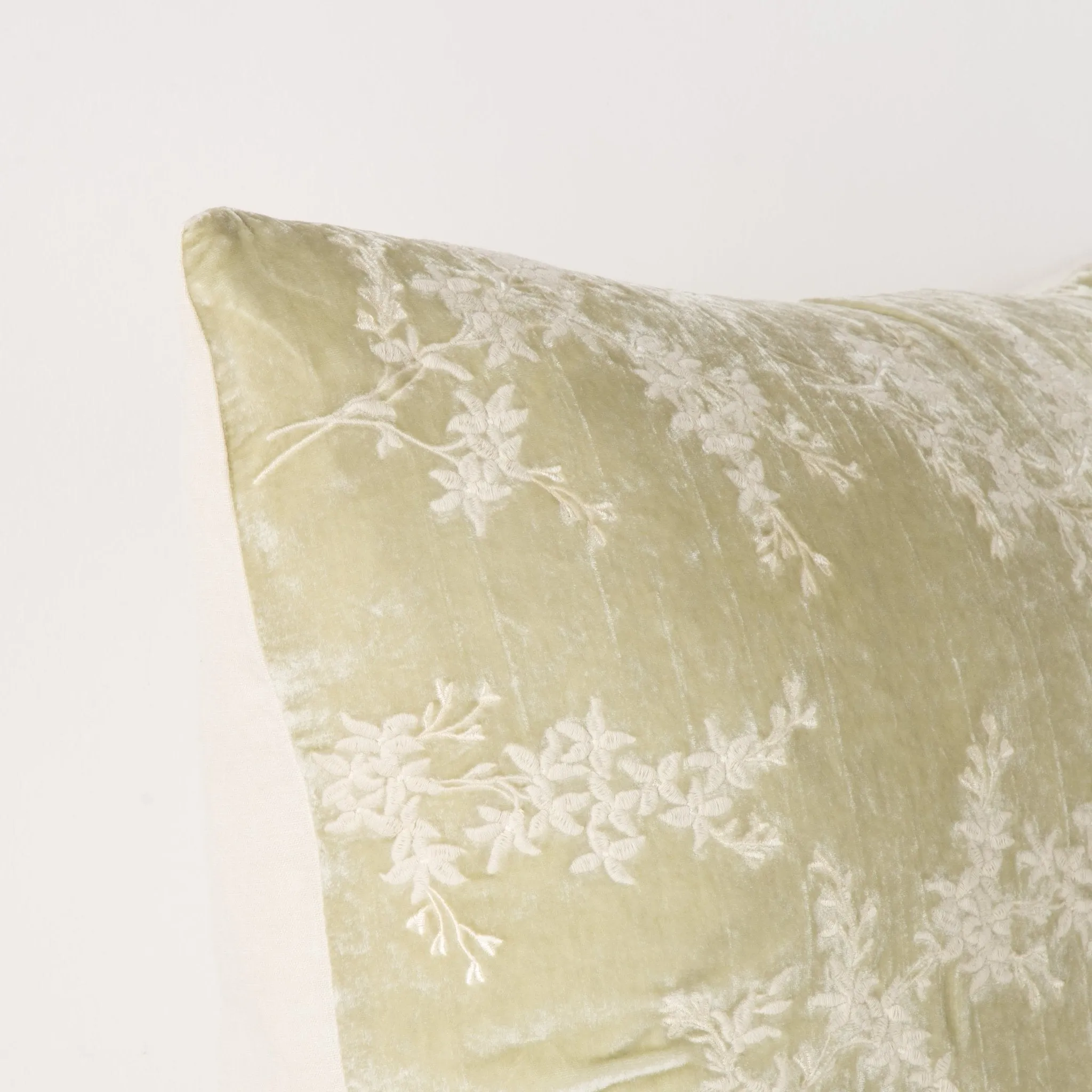 Bella Notte Lynette 24x24 Pillow