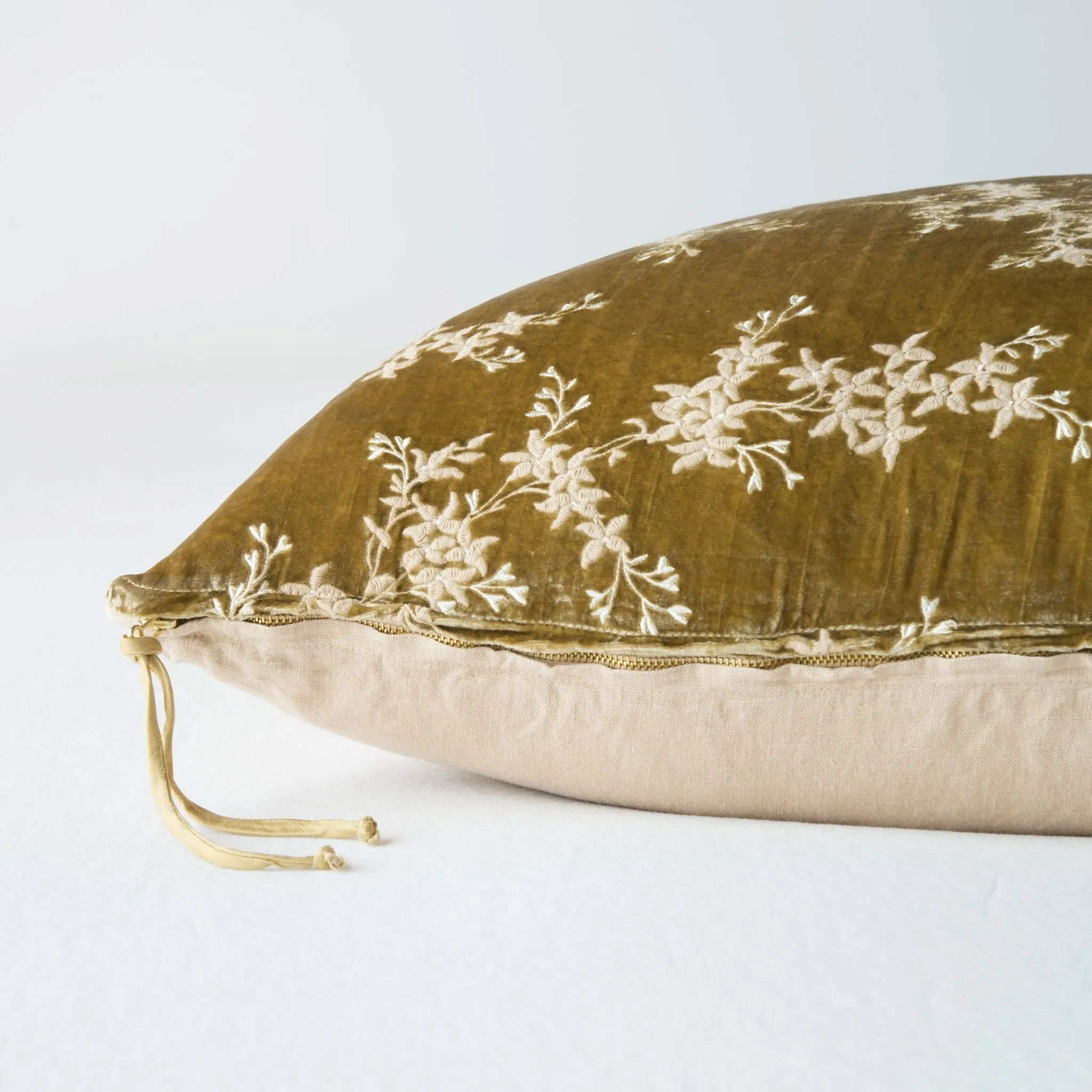 Bella Notte Lynette 24x24 Pillow