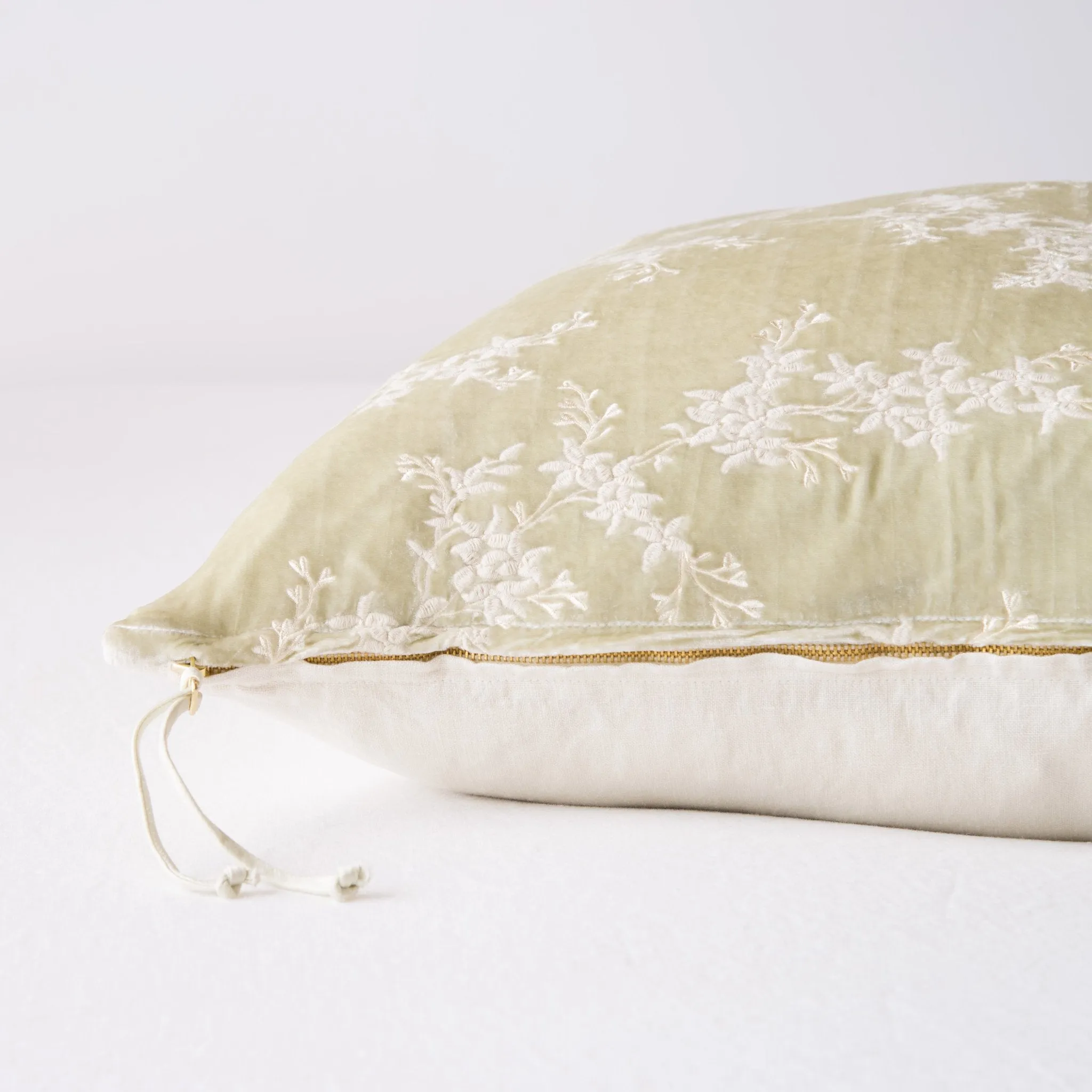 Bella Notte Lynette 24x24 Pillow