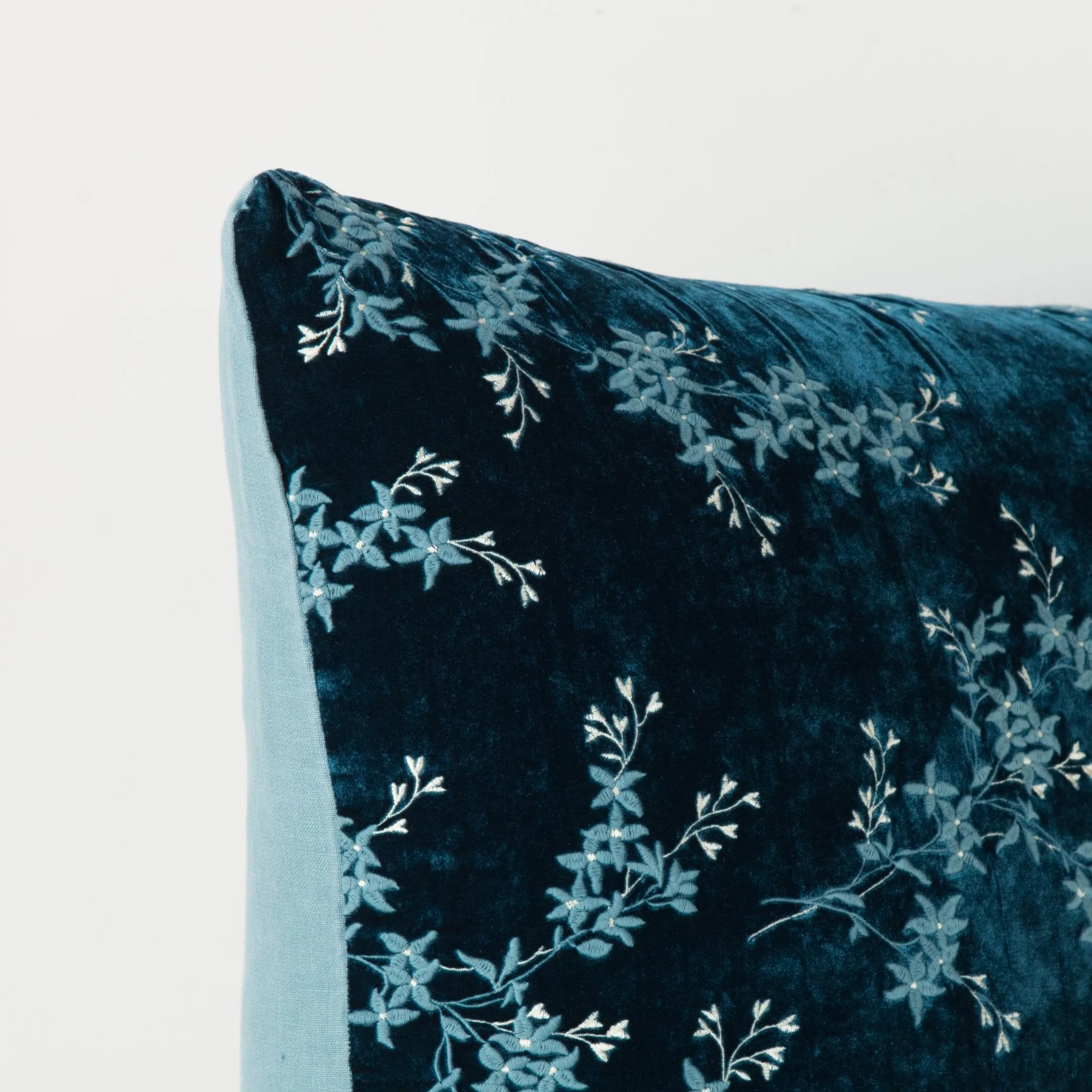 Bella Notte Lynette 24x24 Pillow