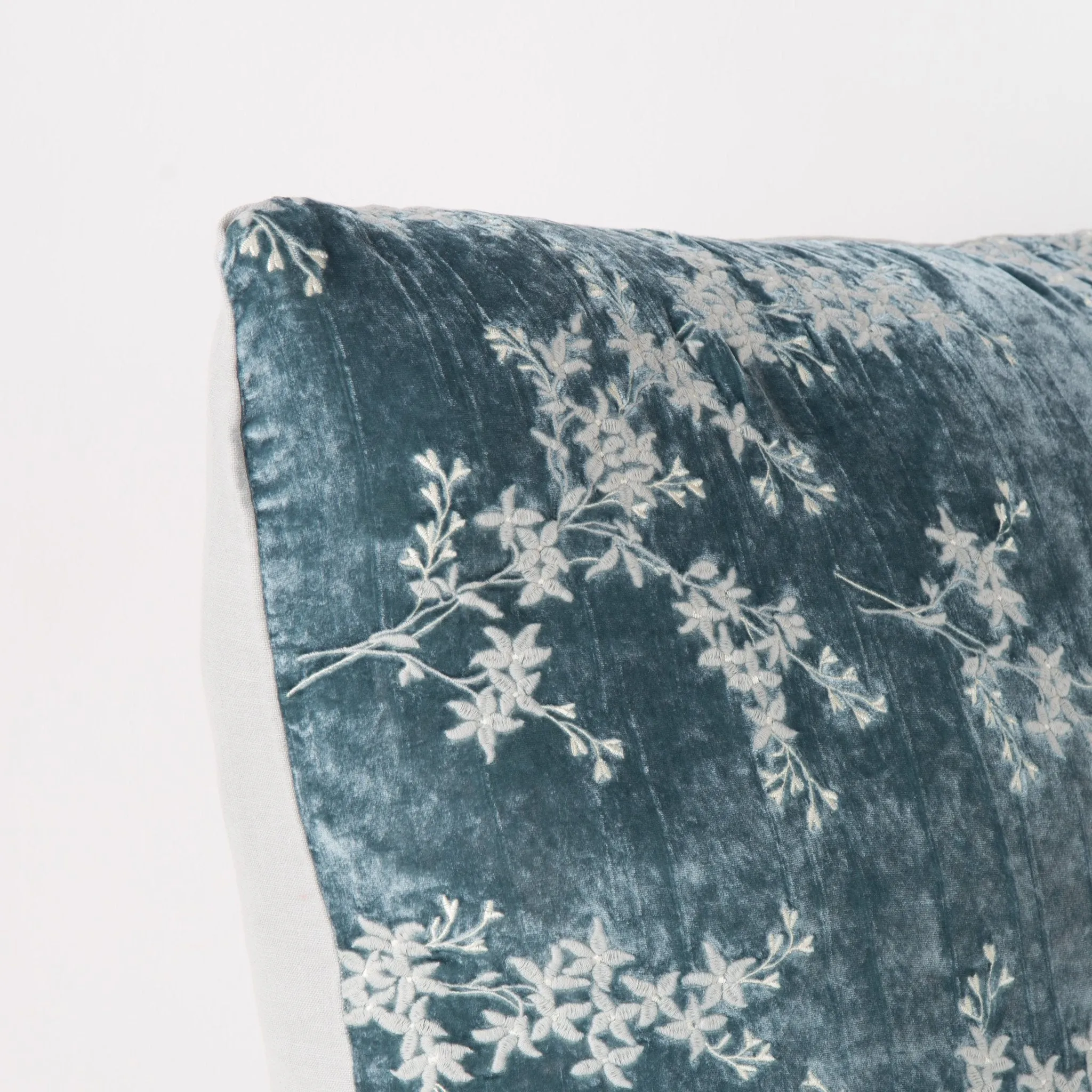 Bella Notte Lynette 24x24 Pillow