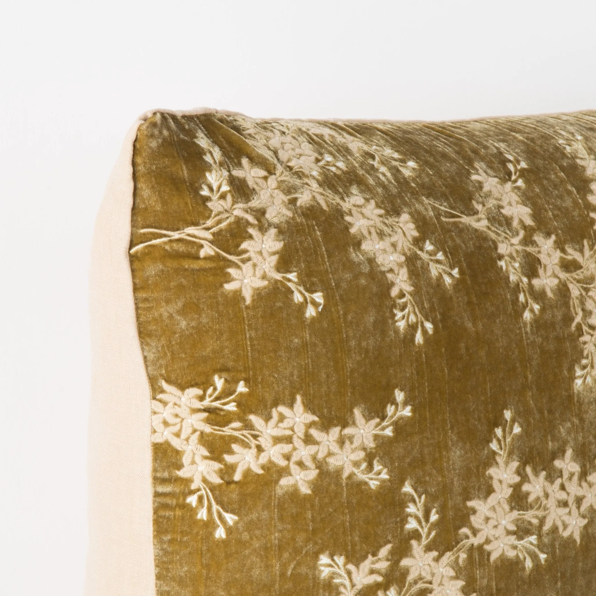 Bella Notte Lynette 24x24 Pillow