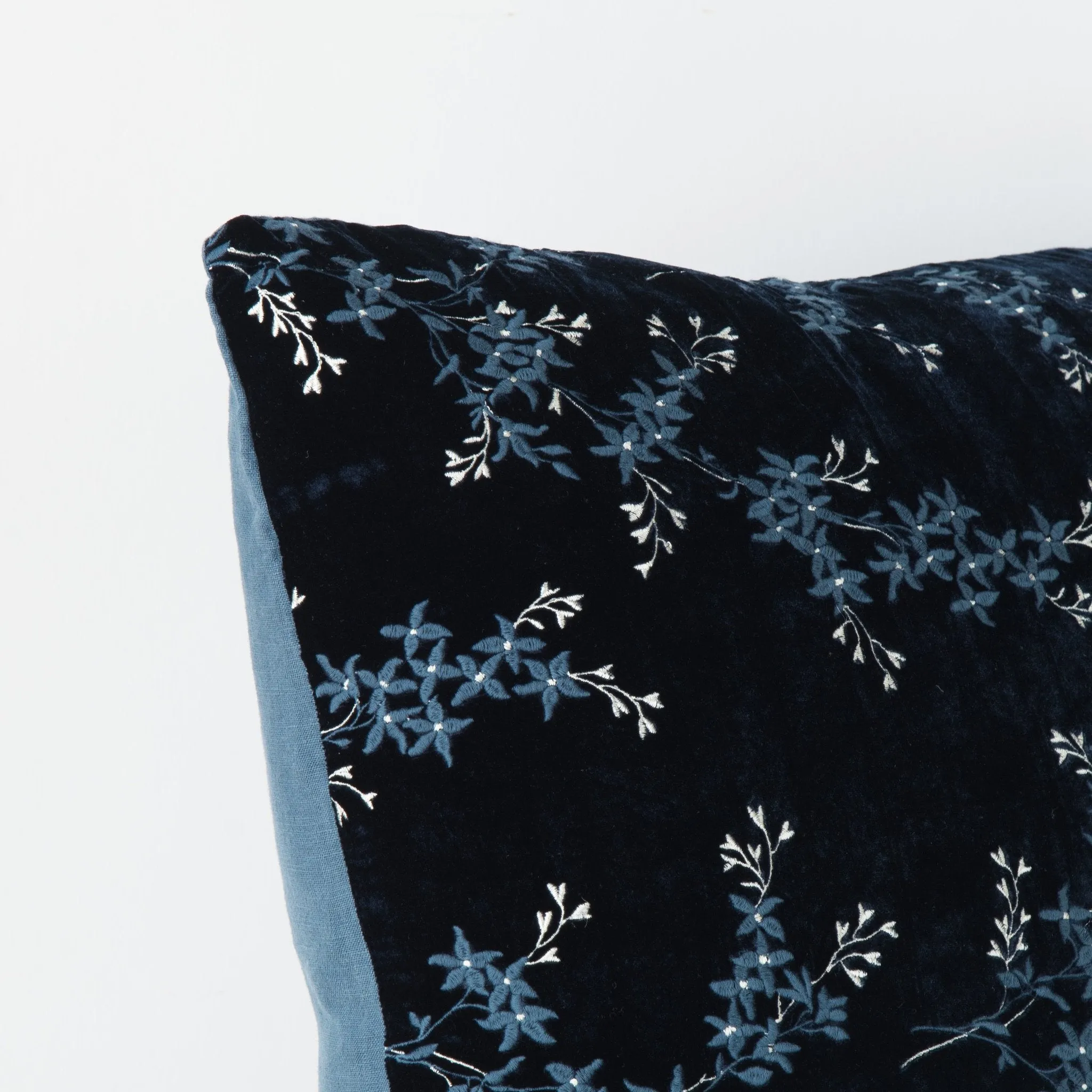 Bella Notte Lynette 24x24 Pillow